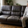 合皮ソファの座面がボロボロにはがれている様子。