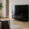 賃貸の白い壁に穴を開けず、壁寄せスタンドで壁掛け風に設置したテレビのあるリビング
